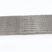 是由导电布包裹导电泡棉构成