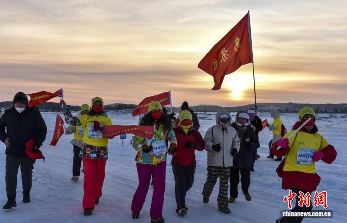 东极抚远马拉松新年首日迎2000跑友，鲟鳇鱼火锅
