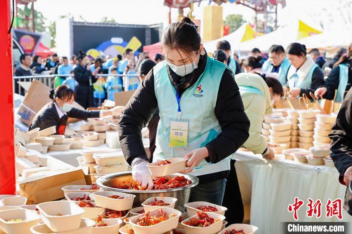2025湖南南县罗文花海半程马拉松在油菜花田中开