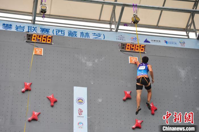 西藏首次举办速度攀岩赛 邓丽娟刷新中国纪录