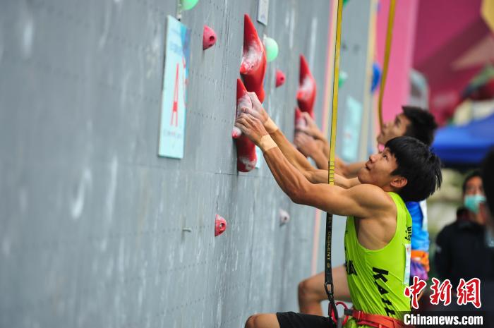 西藏首次举办速度攀岩赛 邓丽娟刷新中国纪录