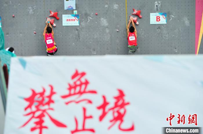西藏首次举办速度攀岩赛 邓丽娟刷新中国纪录
