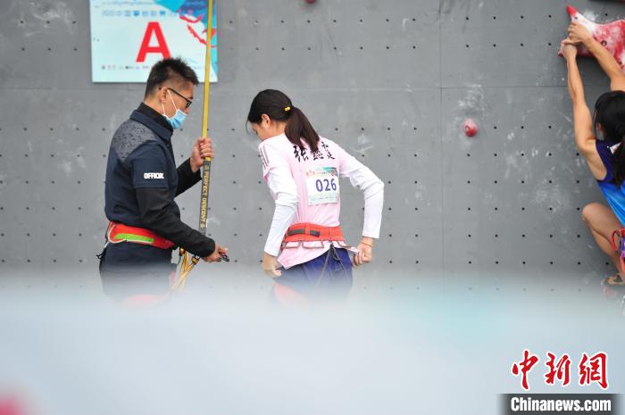 西藏首次举办速度攀岩赛 邓丽娟刷新中国纪录