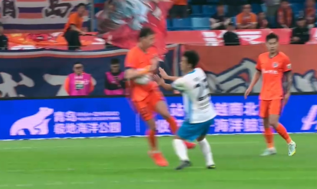 VAR两次介入判罚引争议 青岛海牛主场遭双杀