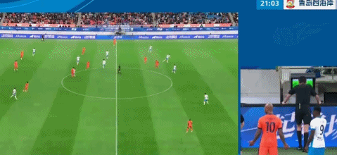 VAR两次介入判罚引争议 青岛海牛主场遭双杀