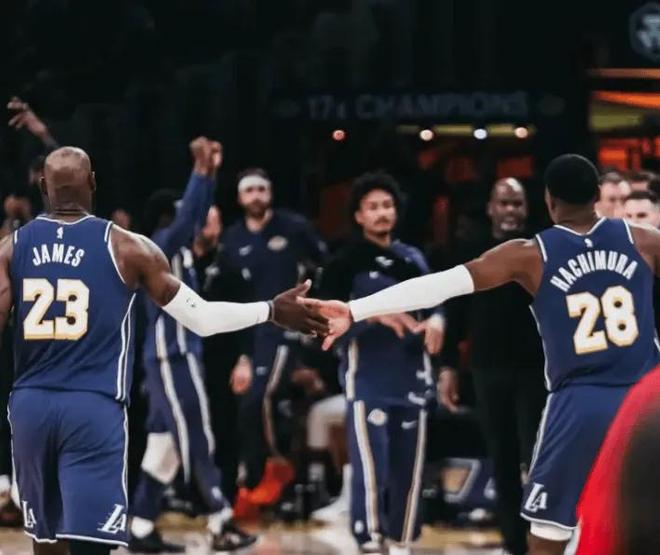 湖人轻取爵士迎连胜 八村艾顿双20引领进攻风暴