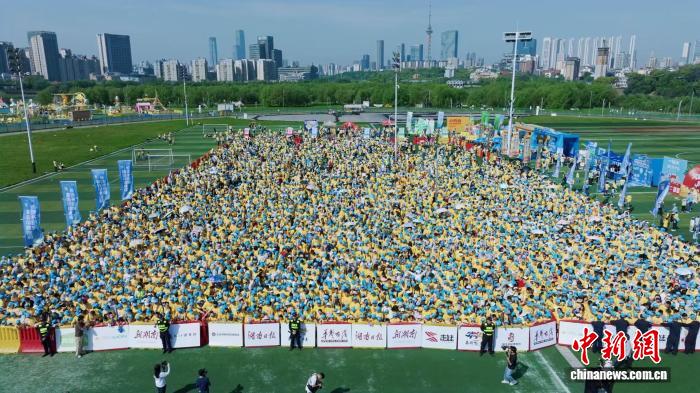 长沙少儿健走大赛融合阅读与运动 8000人共读城市